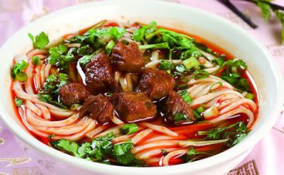 成都美食小吃擔(dān)擔(dān)面，鹵汁酥香，咸鮮微辣