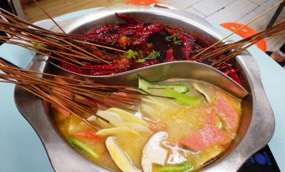 四川餐飲技術(shù)培訓(xùn)學(xué)校，哪里學(xué)習(xí)正宗串串香技術(shù)培訓(xùn)？