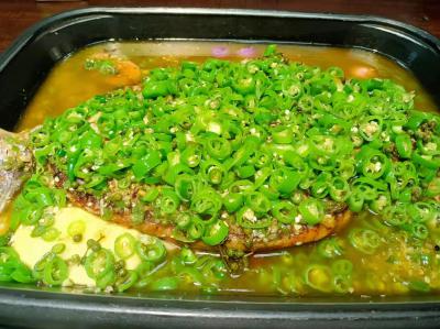 學(xué)烤魚技術(shù)培訓(xùn)多少錢？烤魚技術(shù)培訓(xùn)學(xué)校哪家好點？