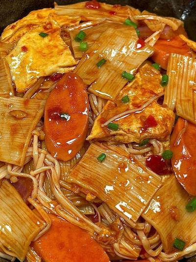 鐵板炒冷面技術(shù)培訓哪里好？蜀味緣專業(yè)教學，助您輕松創(chuàng)業(yè)！